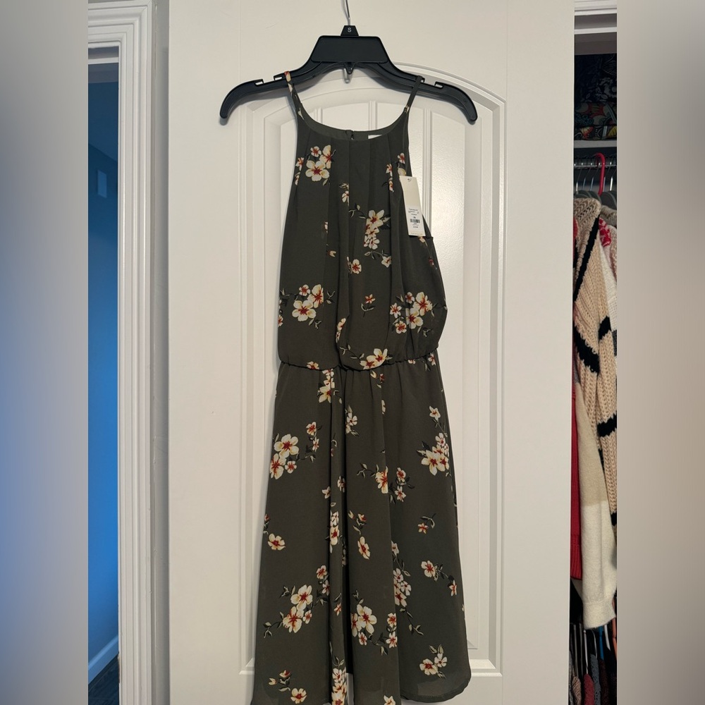 🦋 NWT Lined floral halter dress 🦋